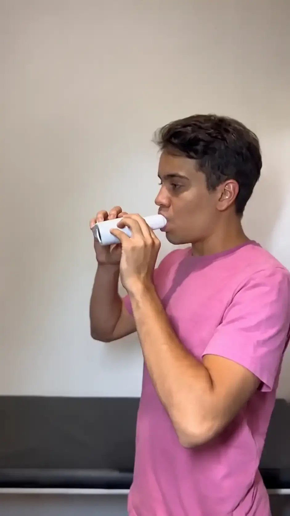 Paciente realizando exame respiratório com aparelho portátil